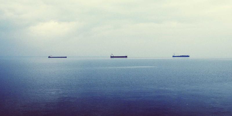 护肤品搓泥原因大揭秘：成分冲突与涂抹手法的解决方案 | 护肤技巧与美妆评测